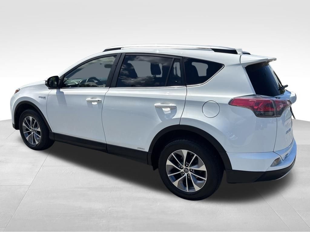Used 2018 Toyota RAV4 XLE AWD/4WD image 3