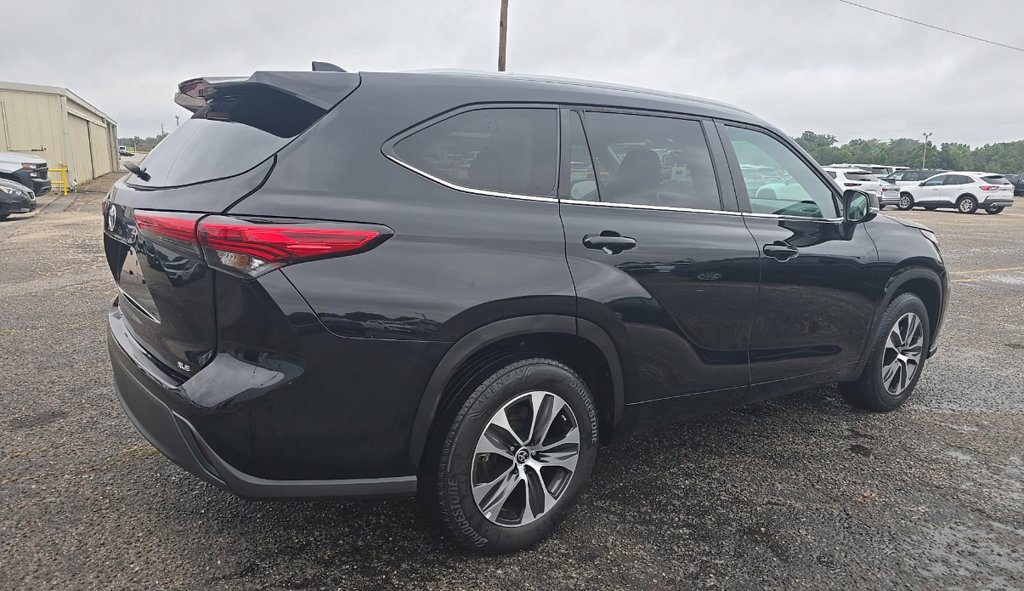 Used 2023 Toyota Highlander XLE FWD image 5