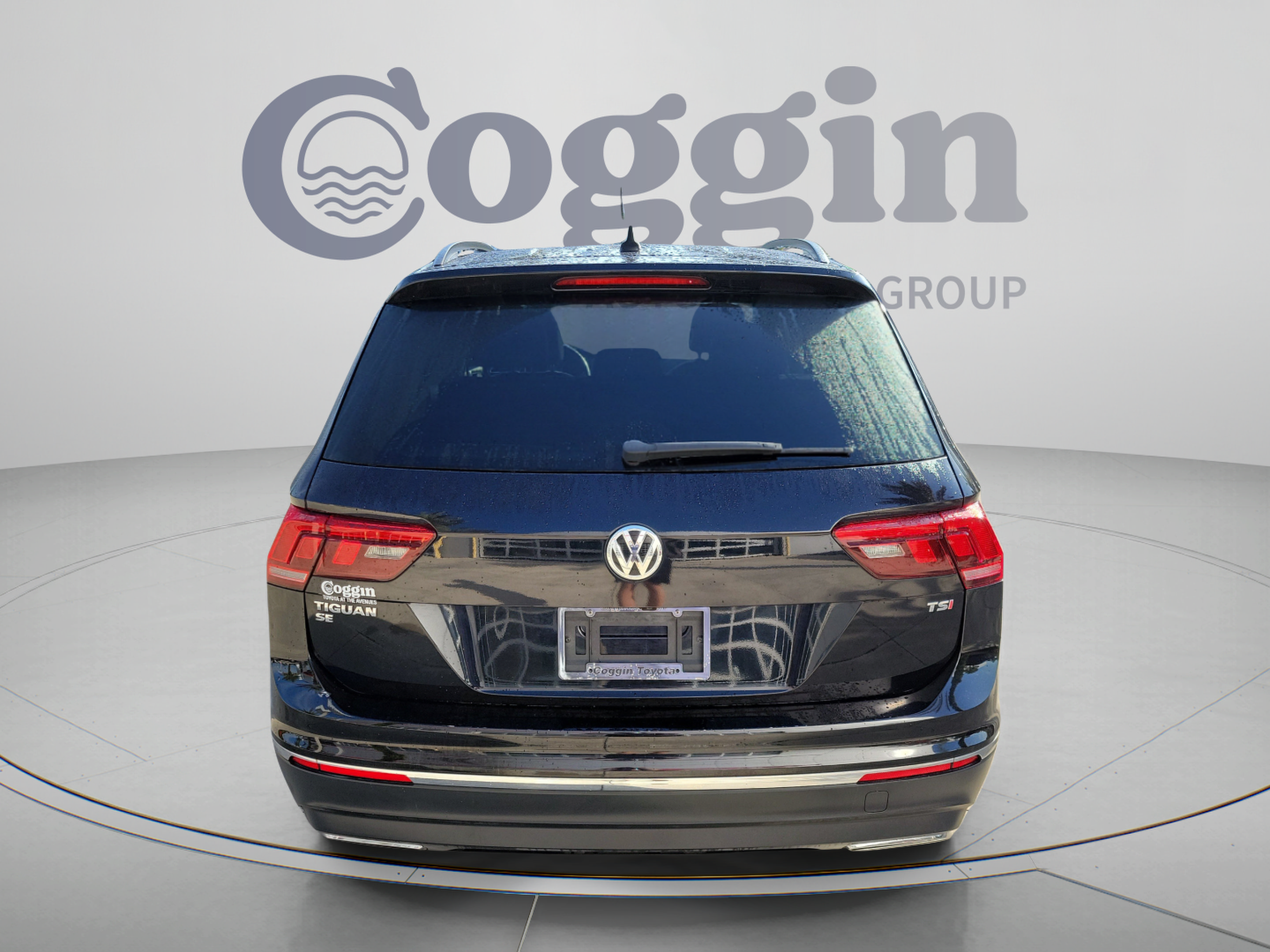 Used 2018 Volkswagen Tiguan SE w/ Panoramic Sunroof Package FWD image 4