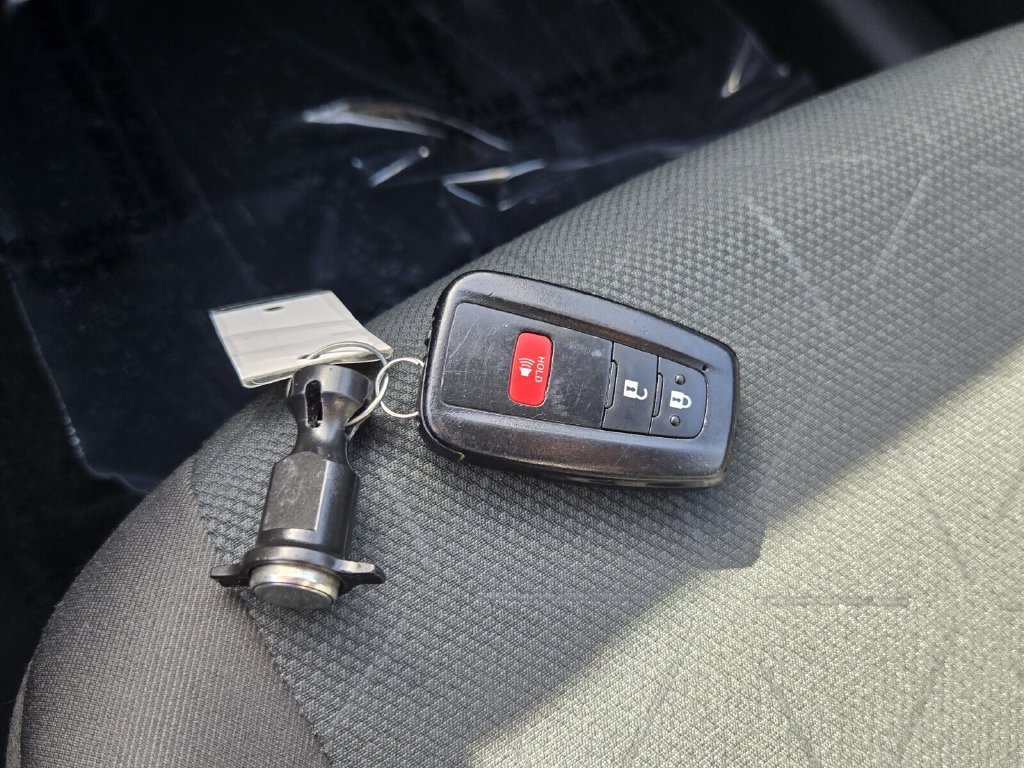 Used 2024 Toyota RAV4 XLE AWD/4WD image 18