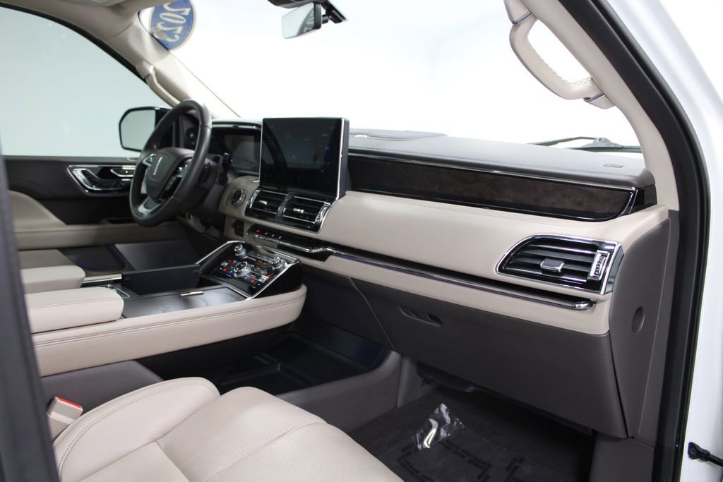 Used 2023 Lincoln Navigator Reserve image 28