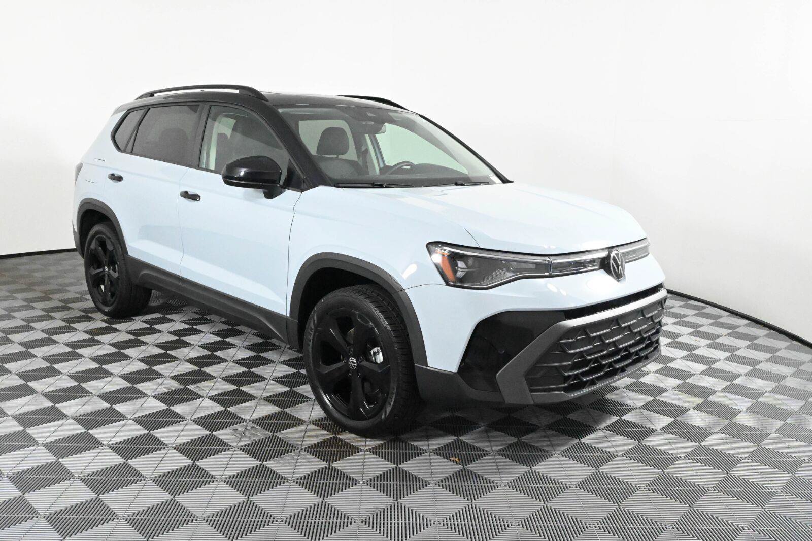 Used 2025 Volkswagen Taos SE AWD/4WD image 1