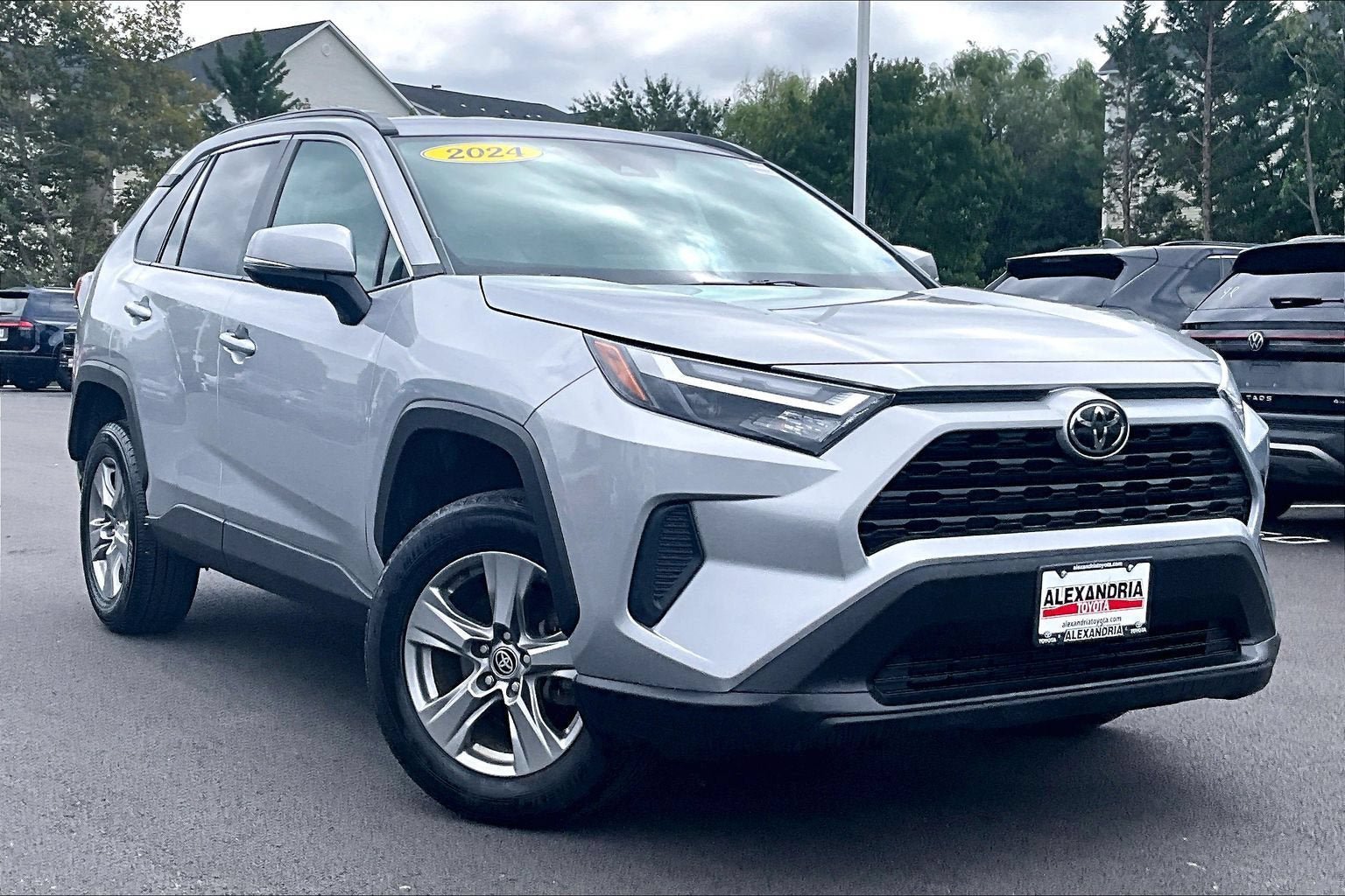 Used 2024 Toyota RAV4 XLE FWD image 2