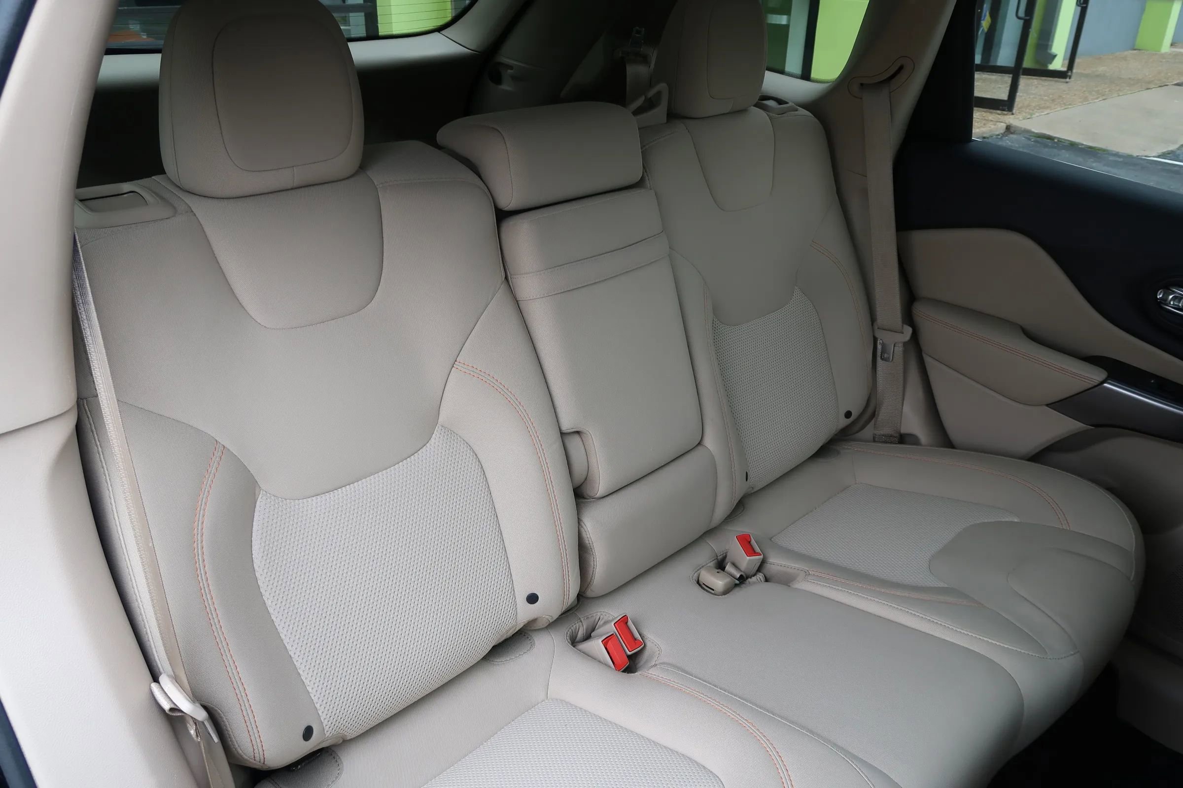 Used 2019 Jeep Cherokee Latitude w/ Popular Appearance Group FWD image 23