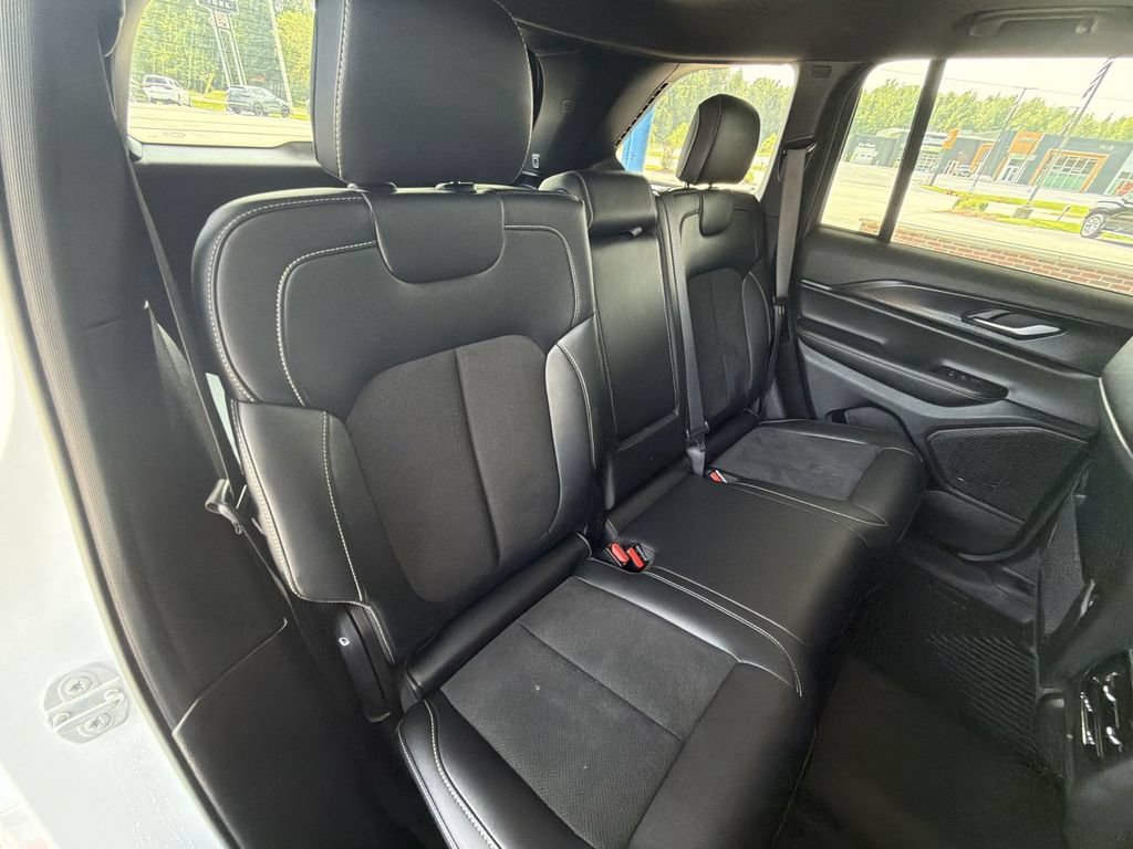Used 2025 Jeep Grand Cherokee Altitude AWD/4WD image 28