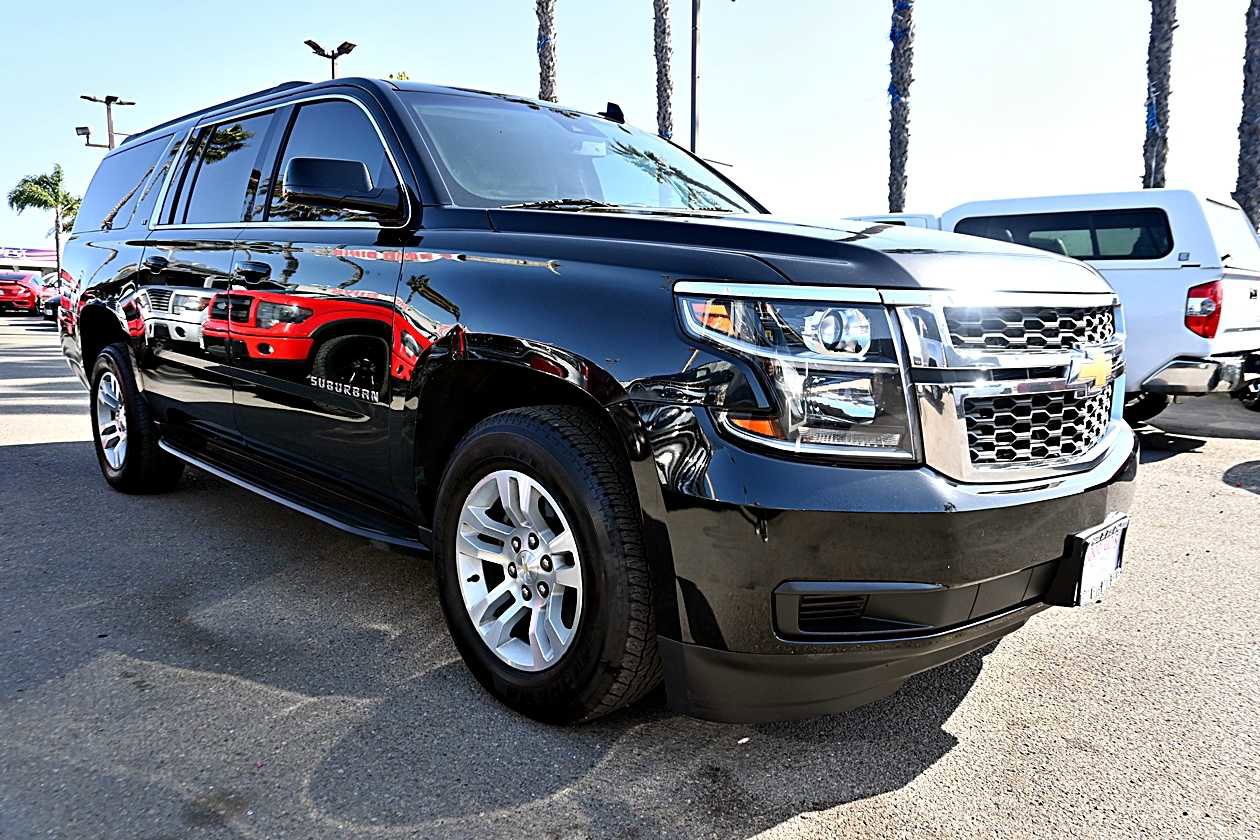 Used 2019 Chevrolet Suburban LT image 3