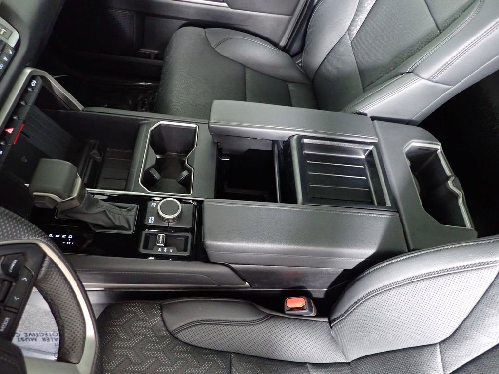 Used 2025 Toyota Tundra Limited AWD/4WD image 37