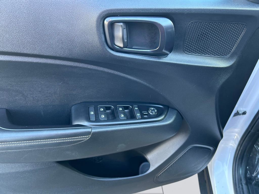 Used 2025 Hyundai Venue Limited image 18