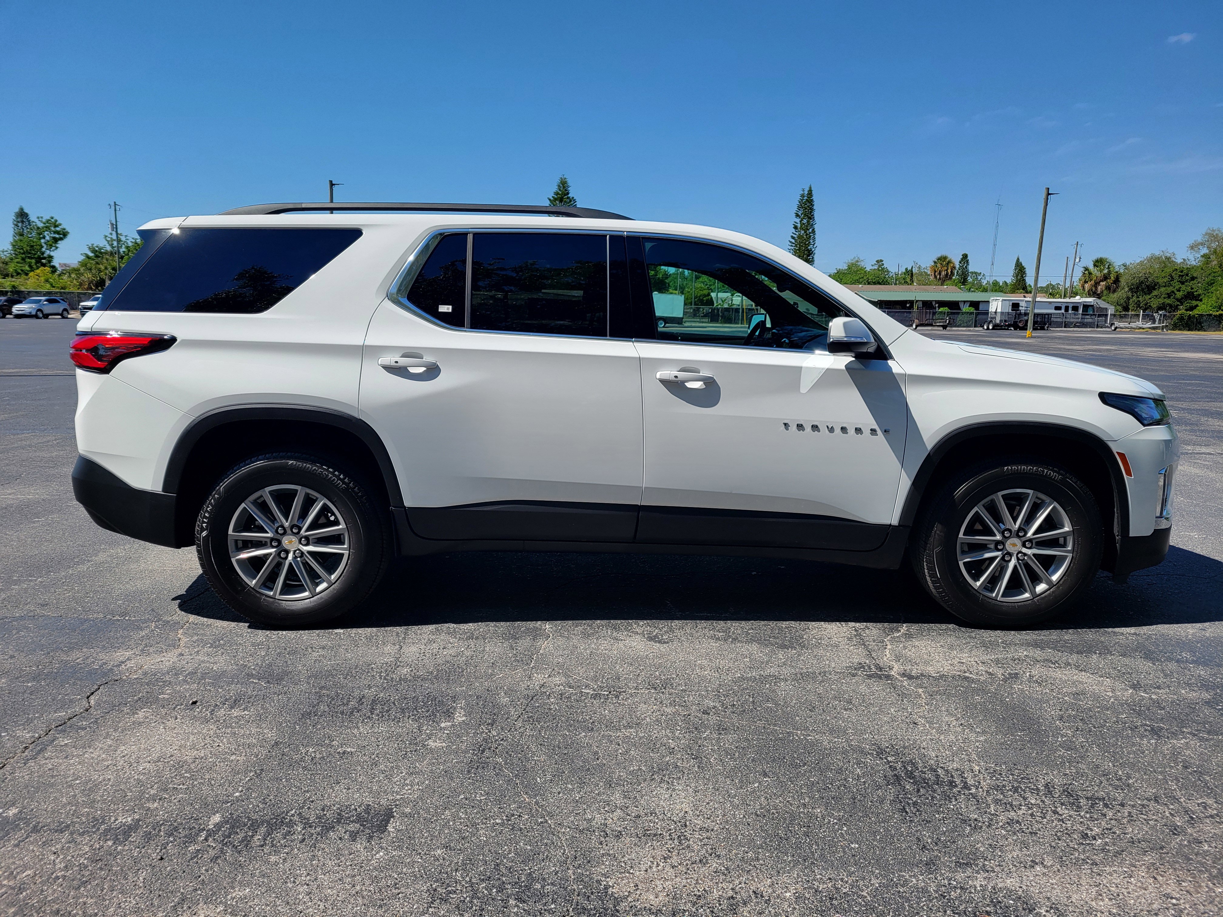 Used 2023 Chevrolet Traverse LT FWD image 6