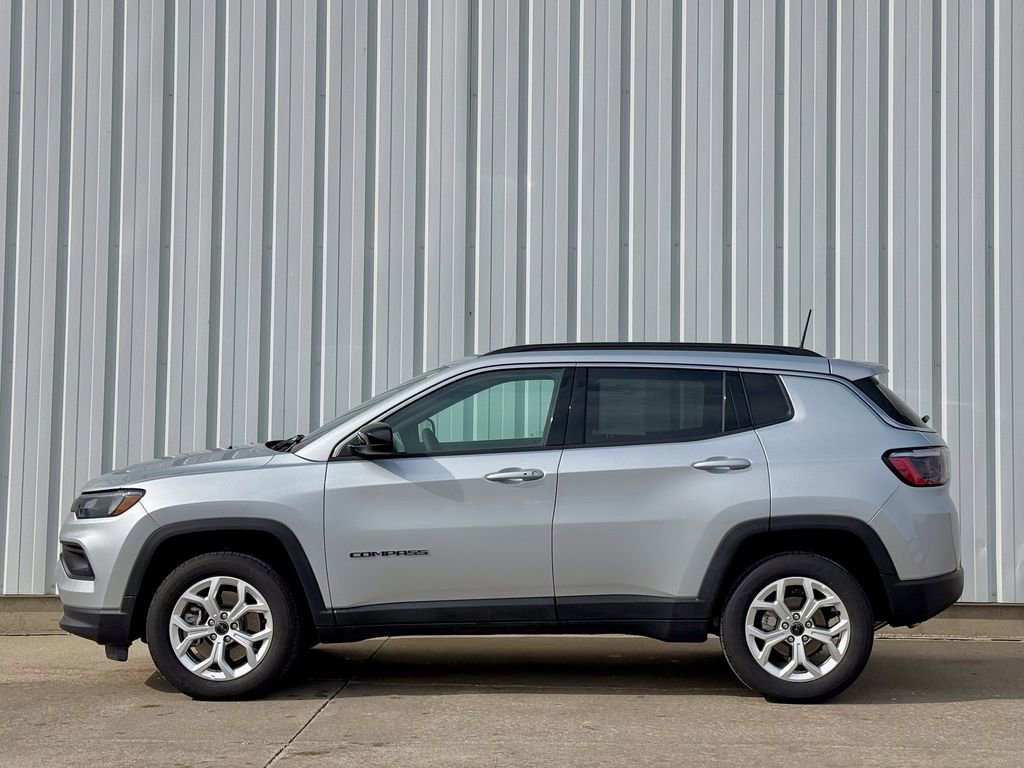 Used 2025 Jeep Compass Latitude image 3