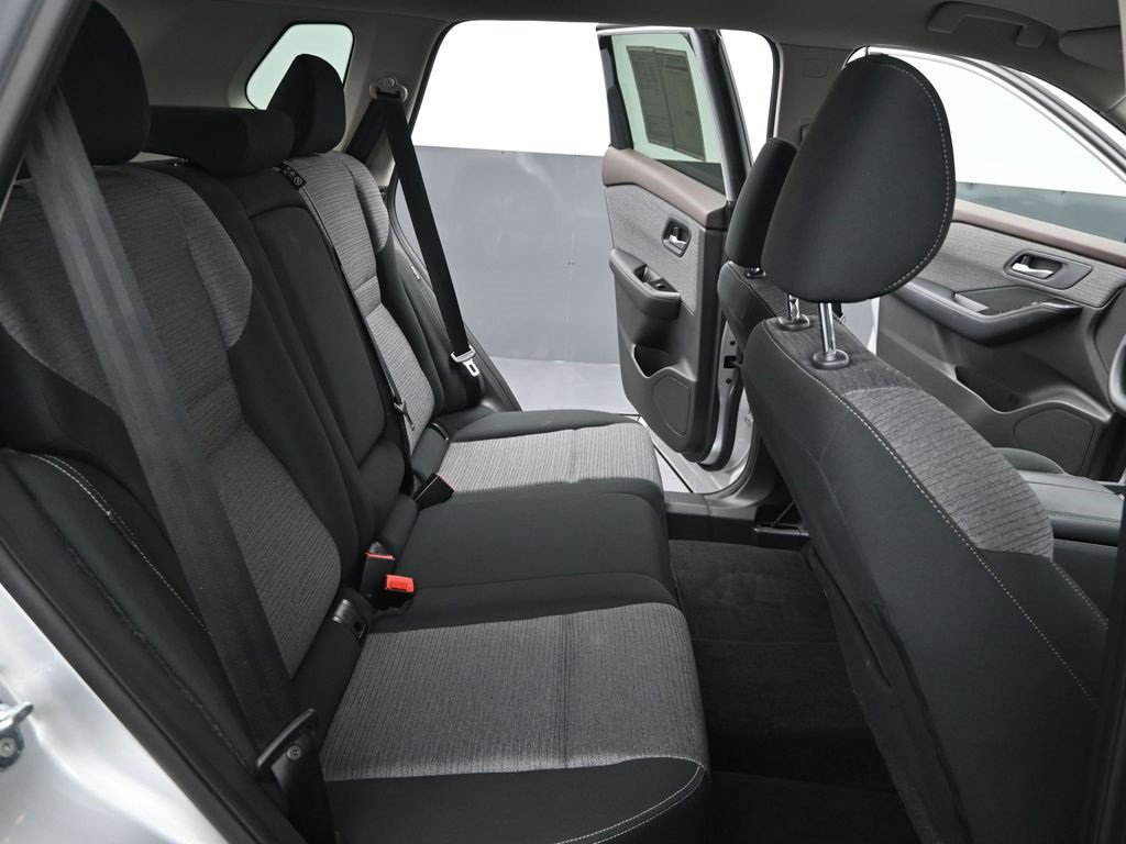 Used 2023 Nissan Rogue SV image 12