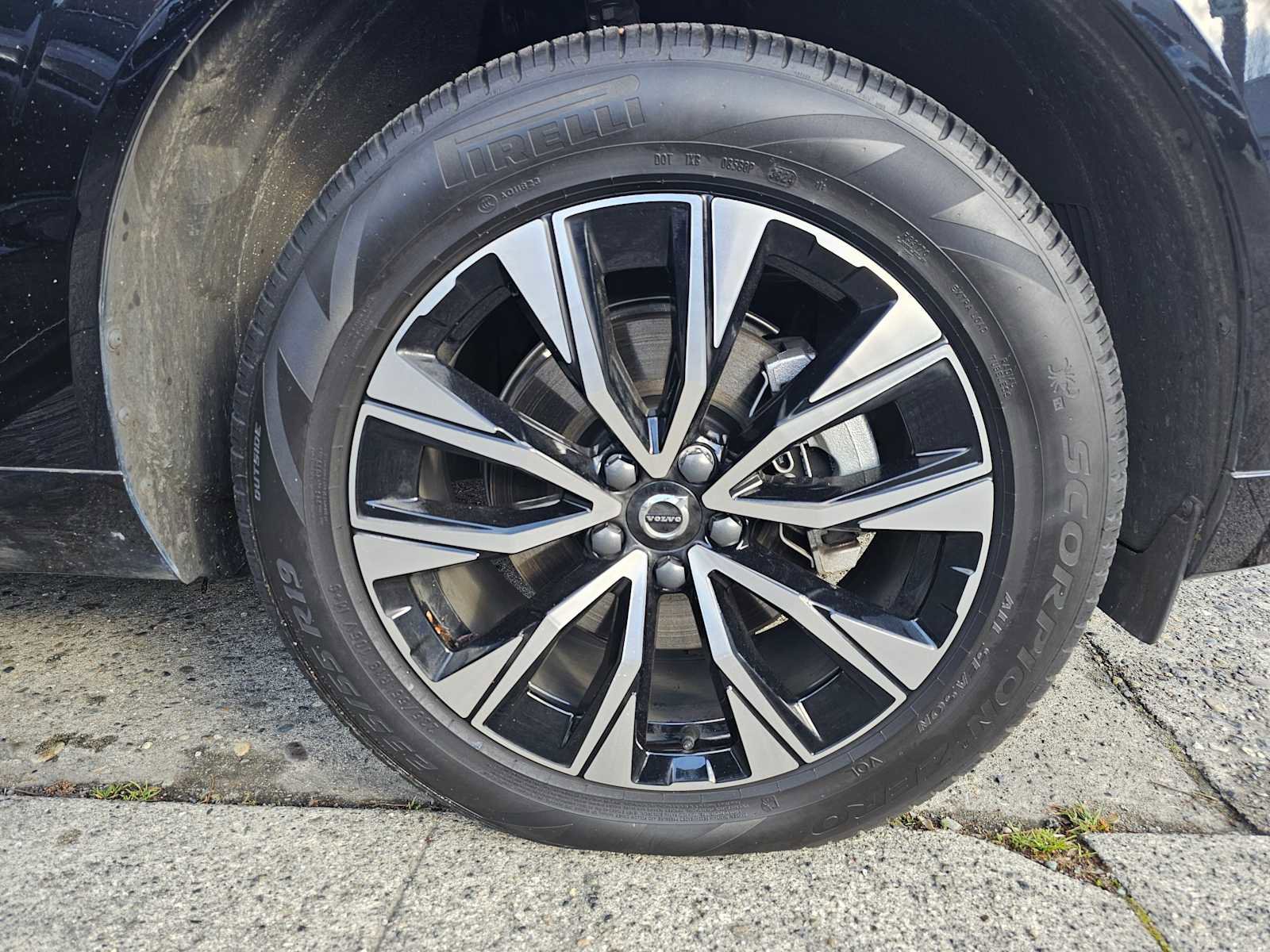 Used 2025 Volvo XC60 B5 Core w/ Protection Package Premier image 9