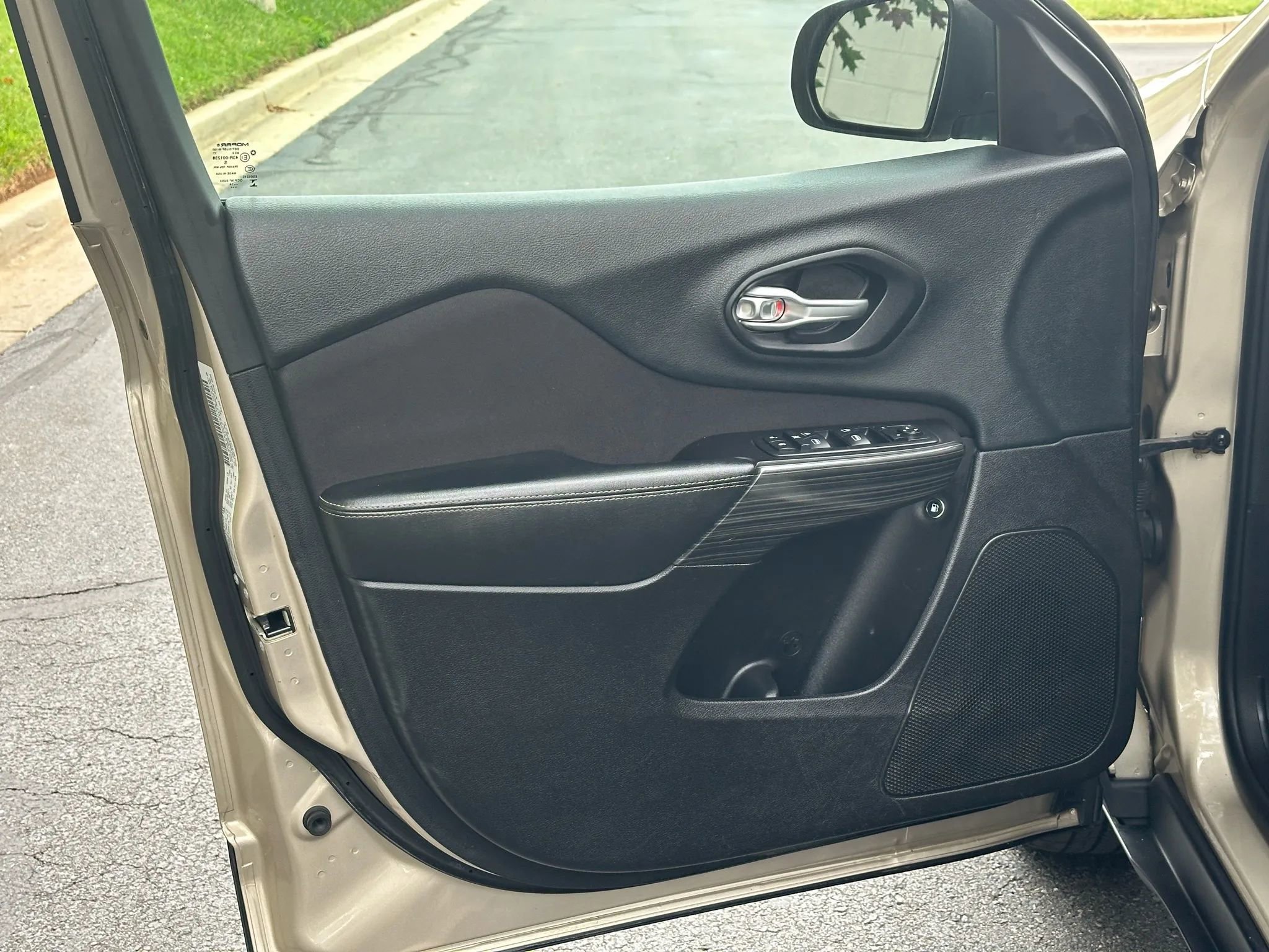 Used 2014 Jeep Cherokee Sport image 20