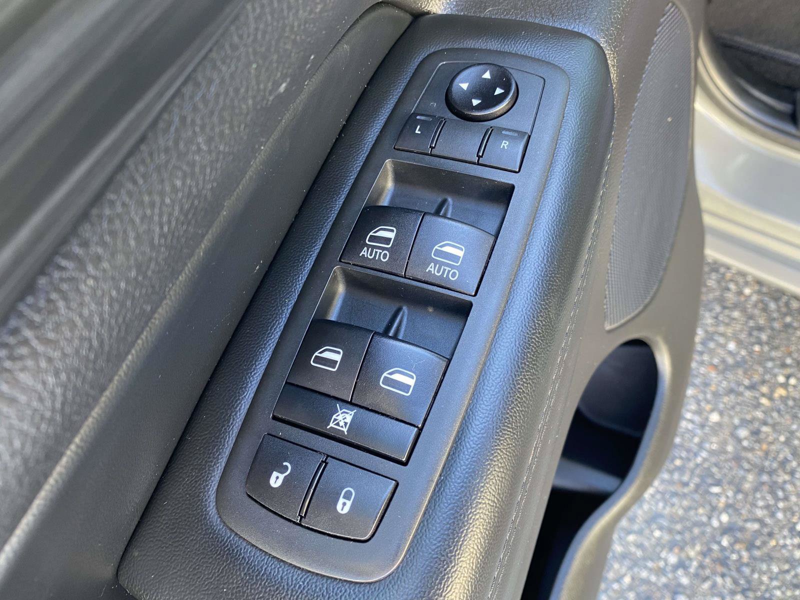 Used 2020 Jeep Grand Cherokee Altitude AWD/4WD image 28