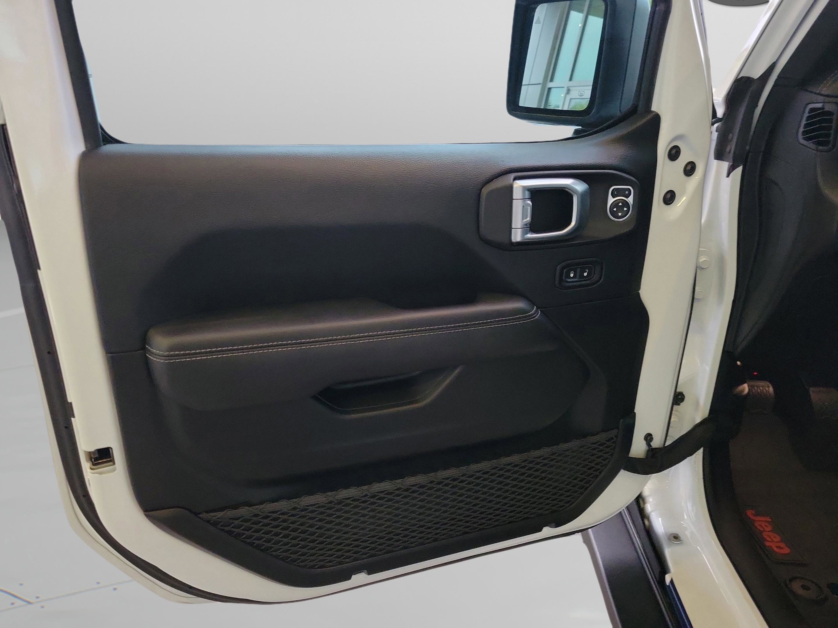 Used 2018 Jeep Wrangler Unlimited Sahara image 6