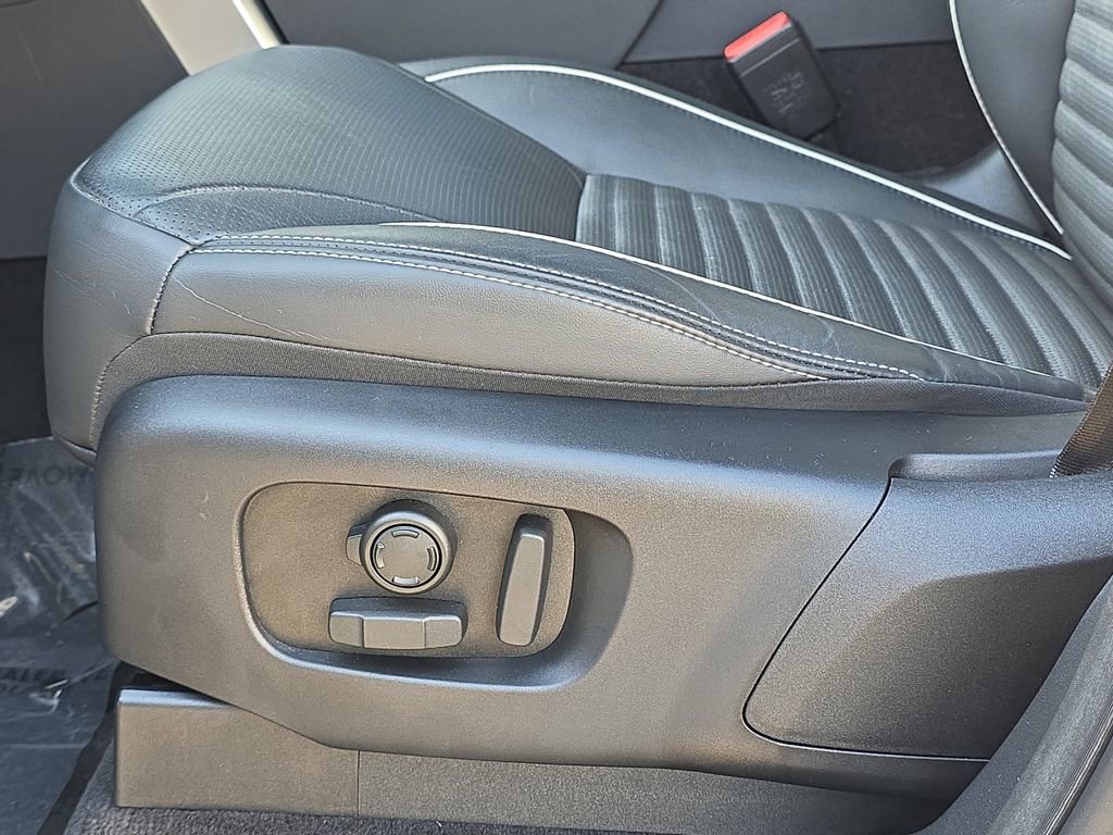 Certified 2024 Land Rover Discovery Dynamic SE AWD/4WD image 33