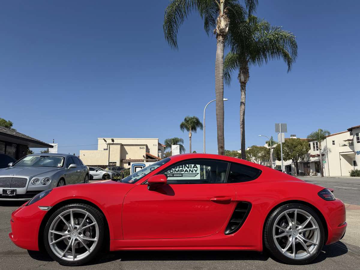Used 2019 Porsche 718 Cayman RWD image 2