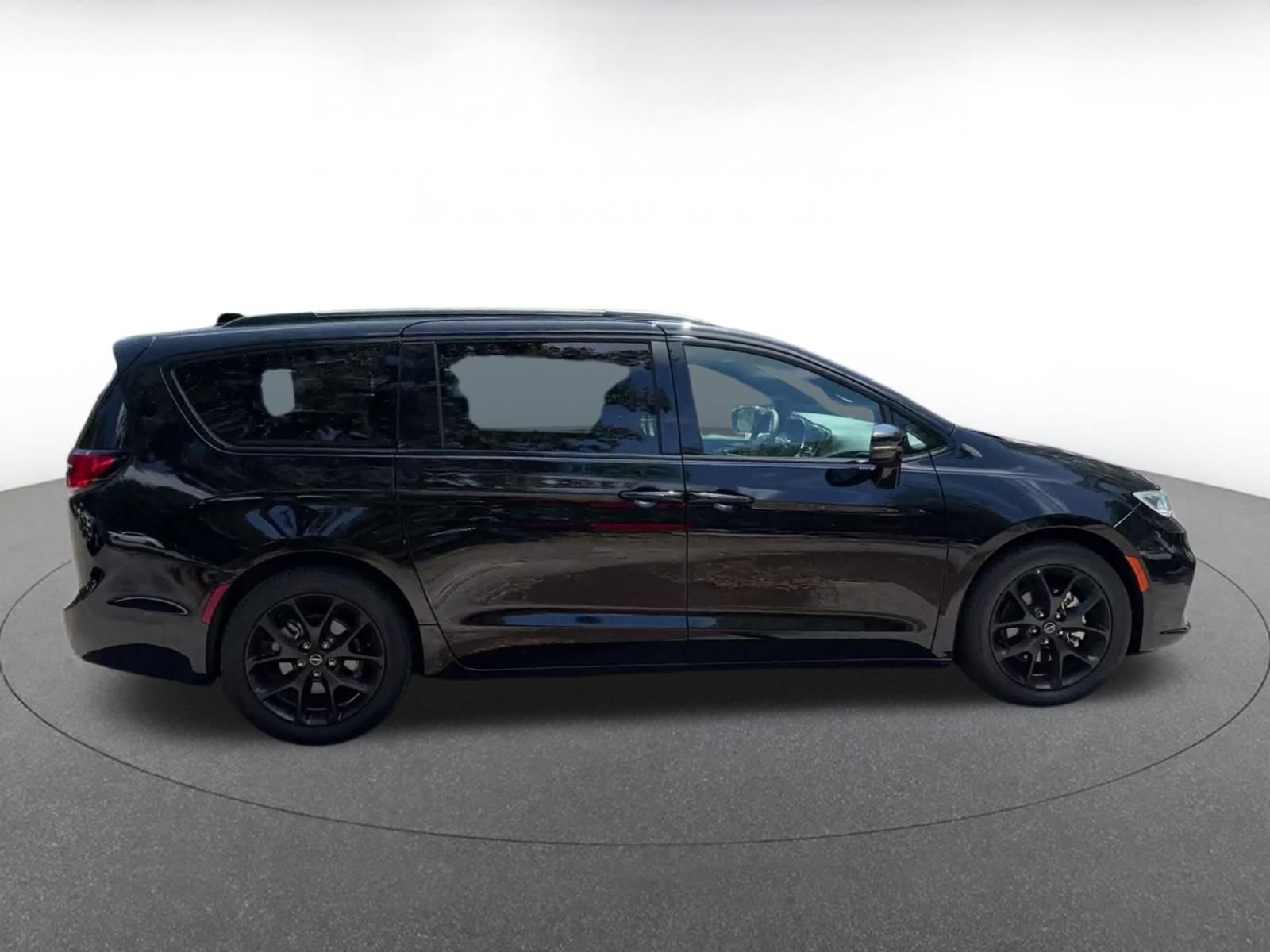 Used 2025 Chrysler Pacifica Limited FWD image 14