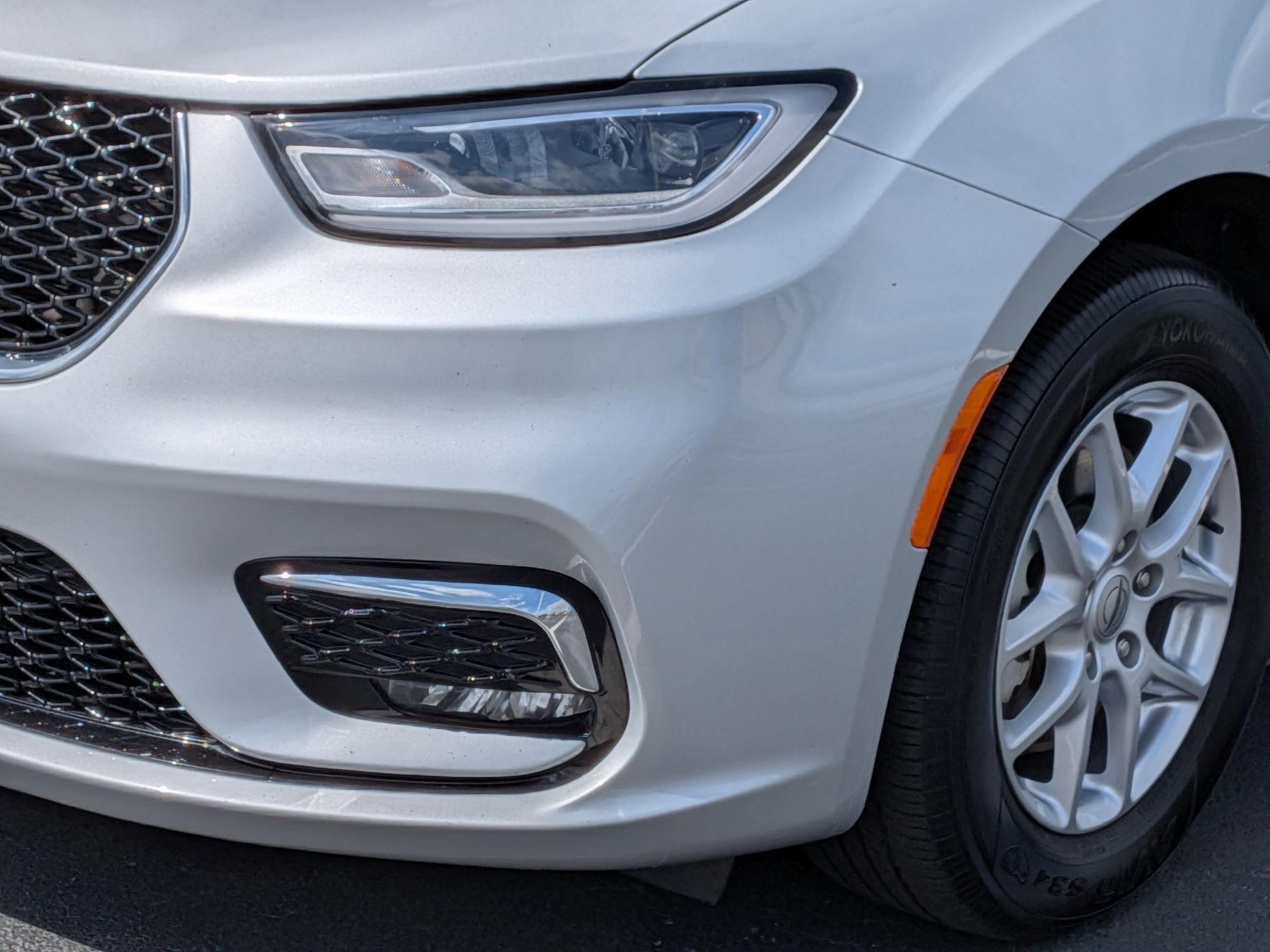 Used 2024 Chrysler Pacifica Touring-L image 9