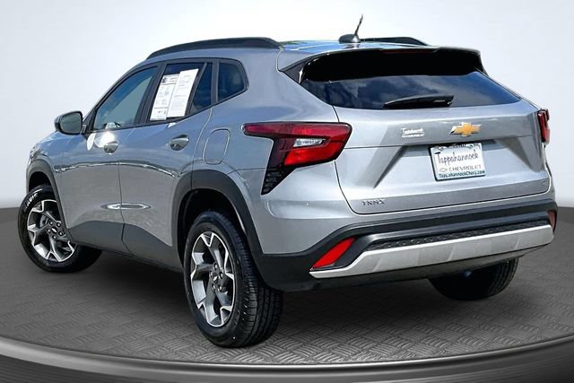 Used 2025 Chevrolet Trax LT FWD image 4
