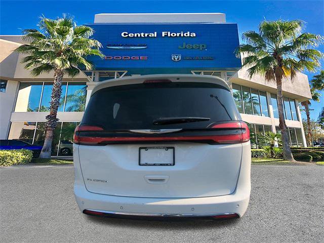 Certified 2024 Chrysler Pacifica Touring-L image 6