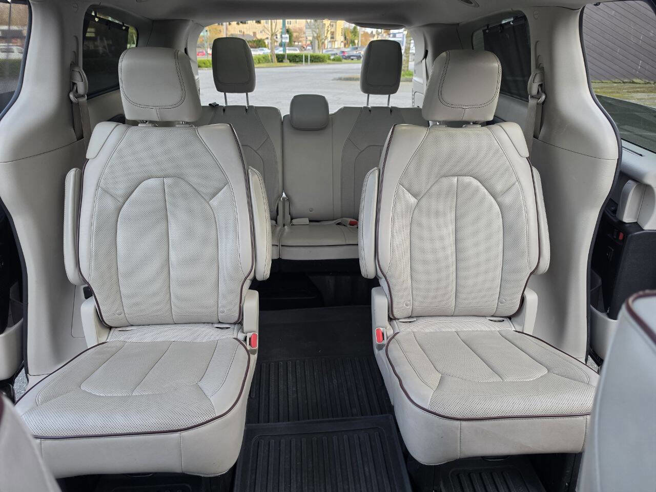 Used 2017 Chrysler Pacifica Limited w/ UConnect Theater Package FWD image 11