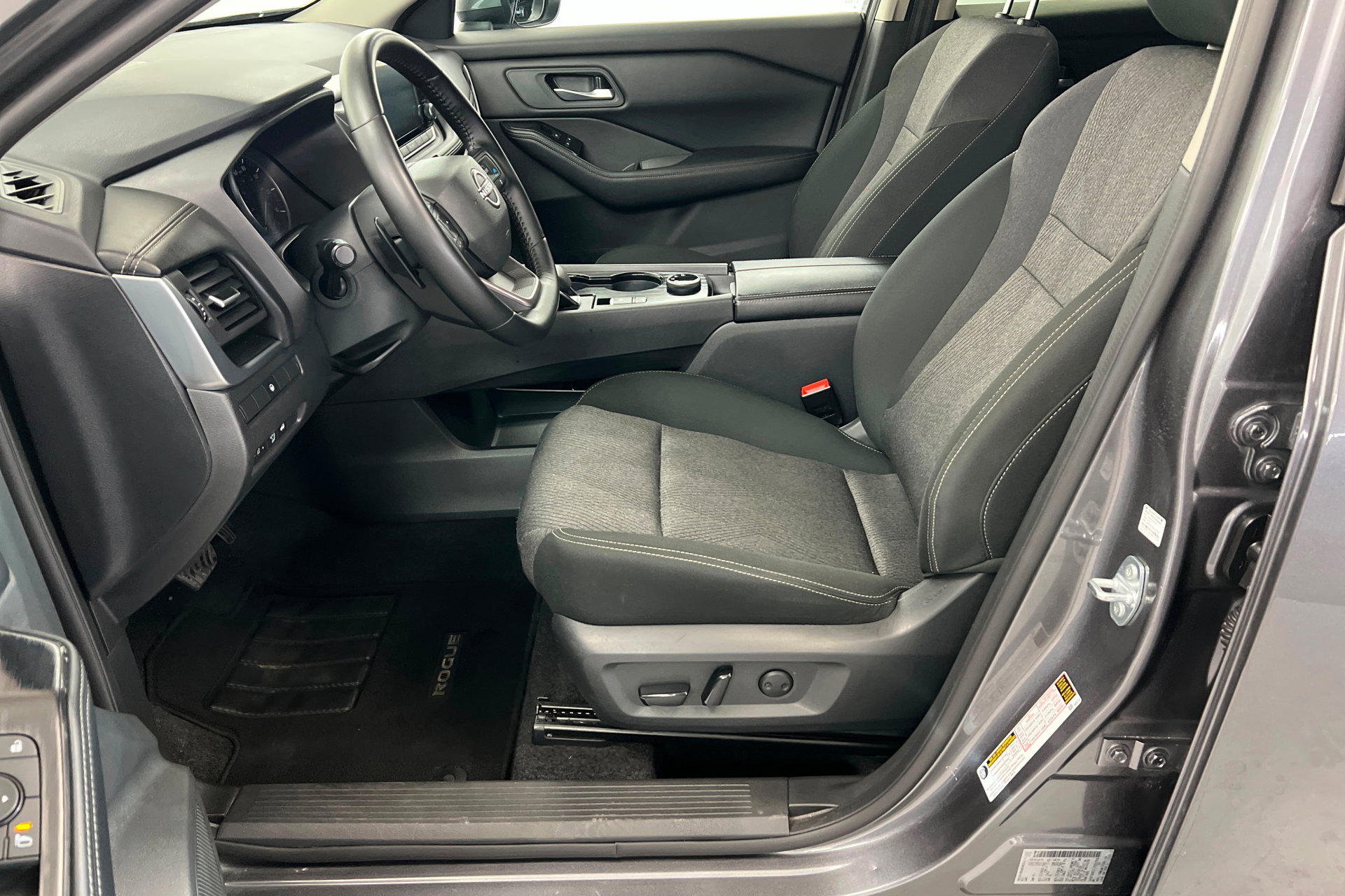 Used 2025 Nissan Rogue SV image 18