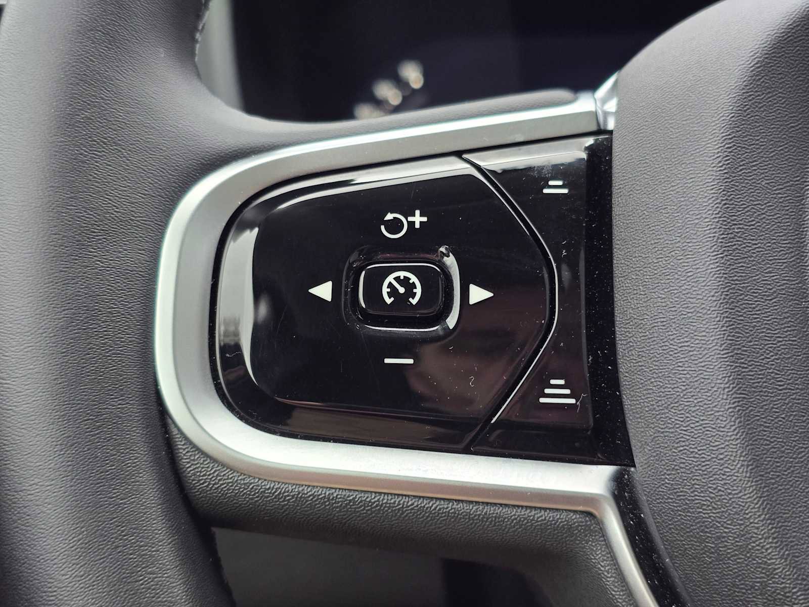 Certified 2025 Volvo XC60 B5 Plus image 33