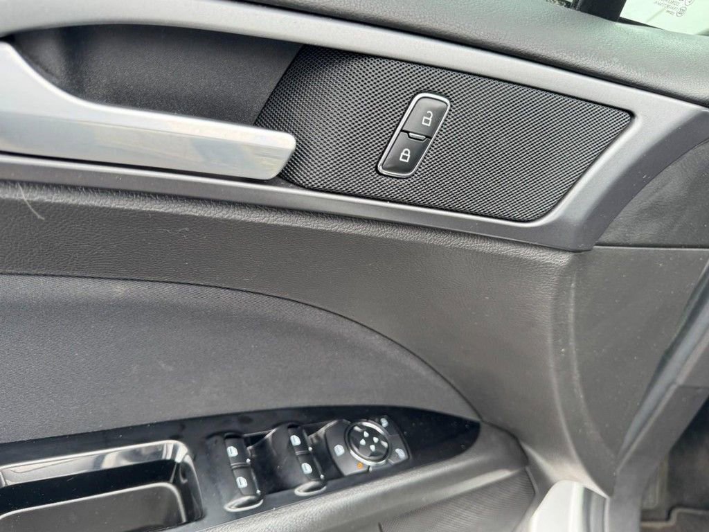 Used 2014 Ford Fusion SE FWD image 15