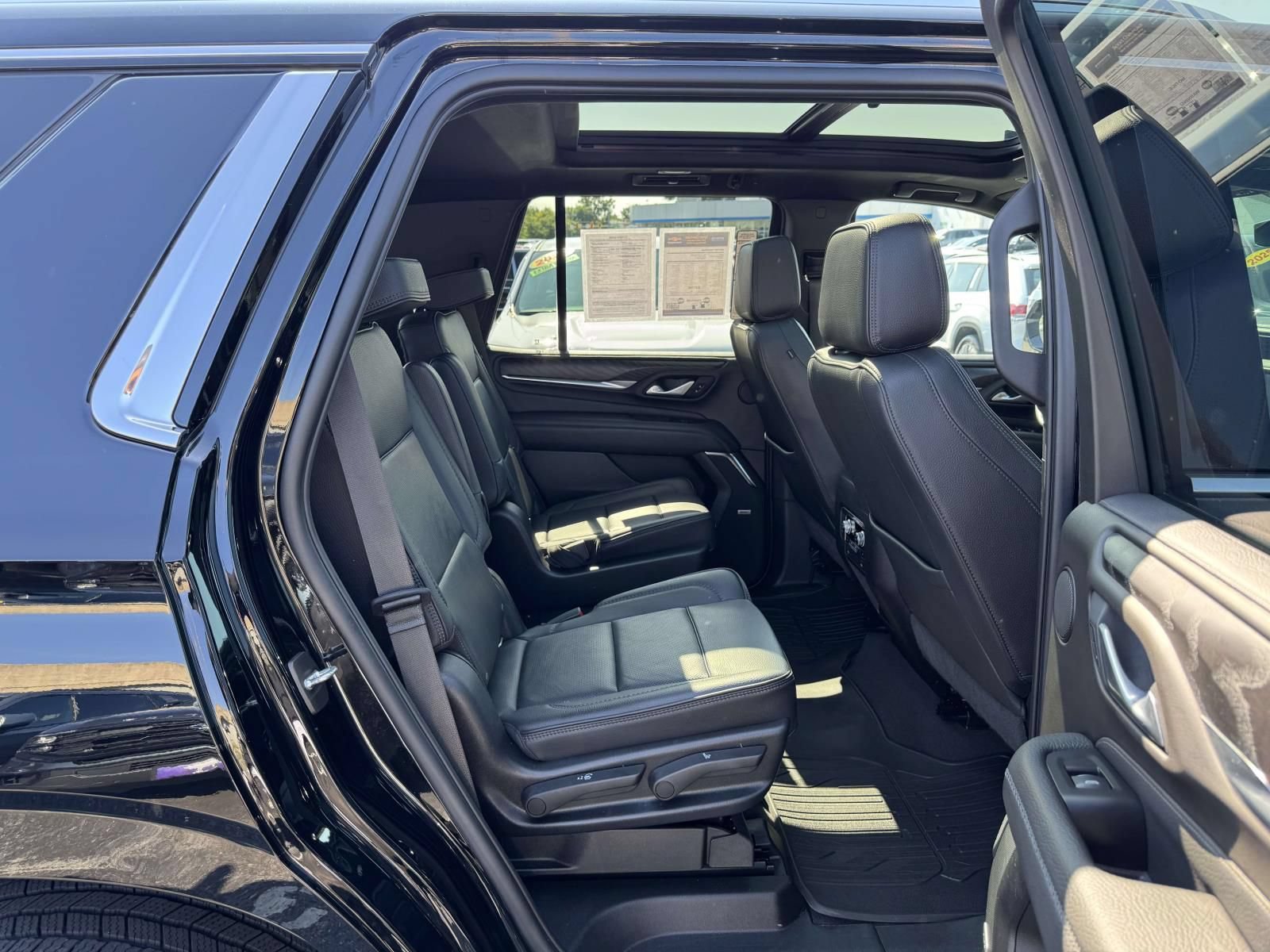 Used 2022 GMC Yukon Denali w/ Denali Premium Package AWD/4WD image 15