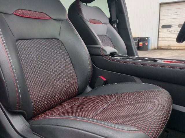 Used 2025 Nissan Kicks SR image 18