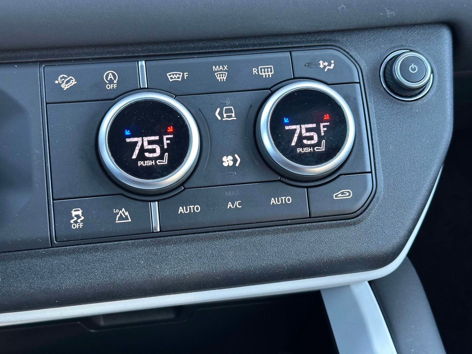 Used 2025 Land Rover Defender 110 S image 31