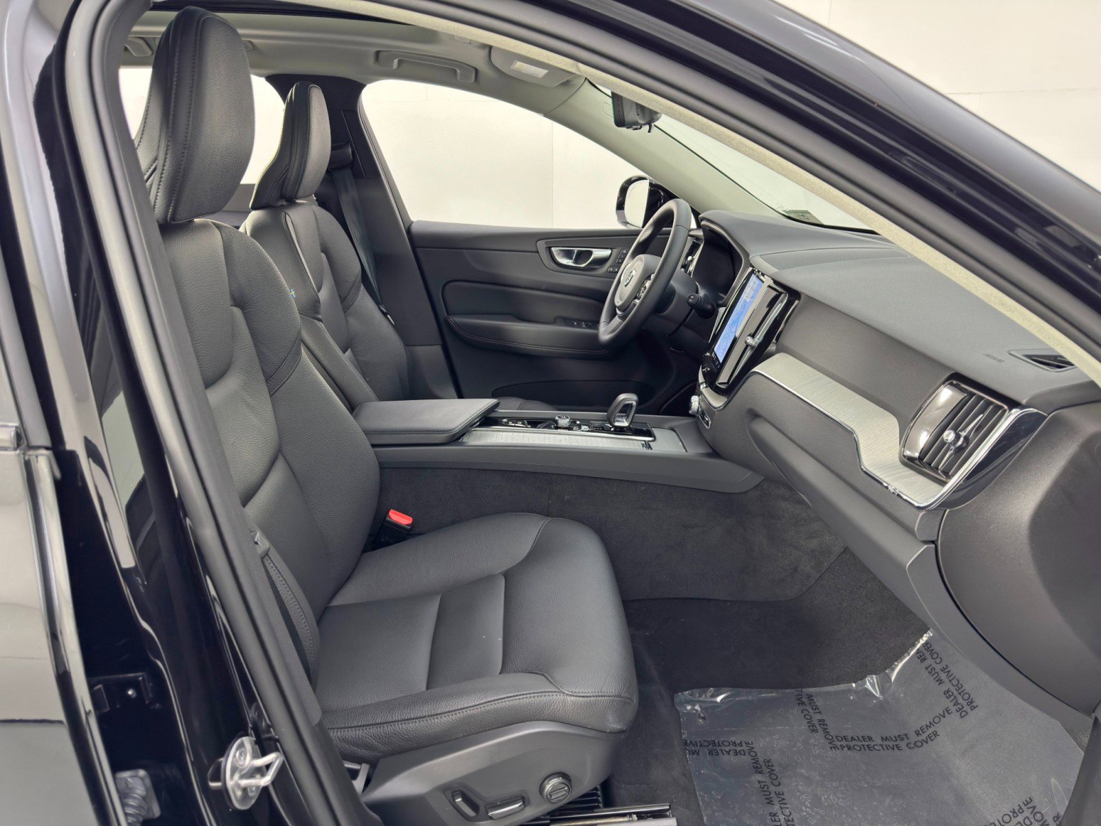 Used 2025 Volvo XC60 T8 Plus w/ Climate Package PRO AWD/4WD image 16