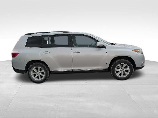 Used 2012 Toyota Highlander SE w/ Tow Pkg FWD image 3