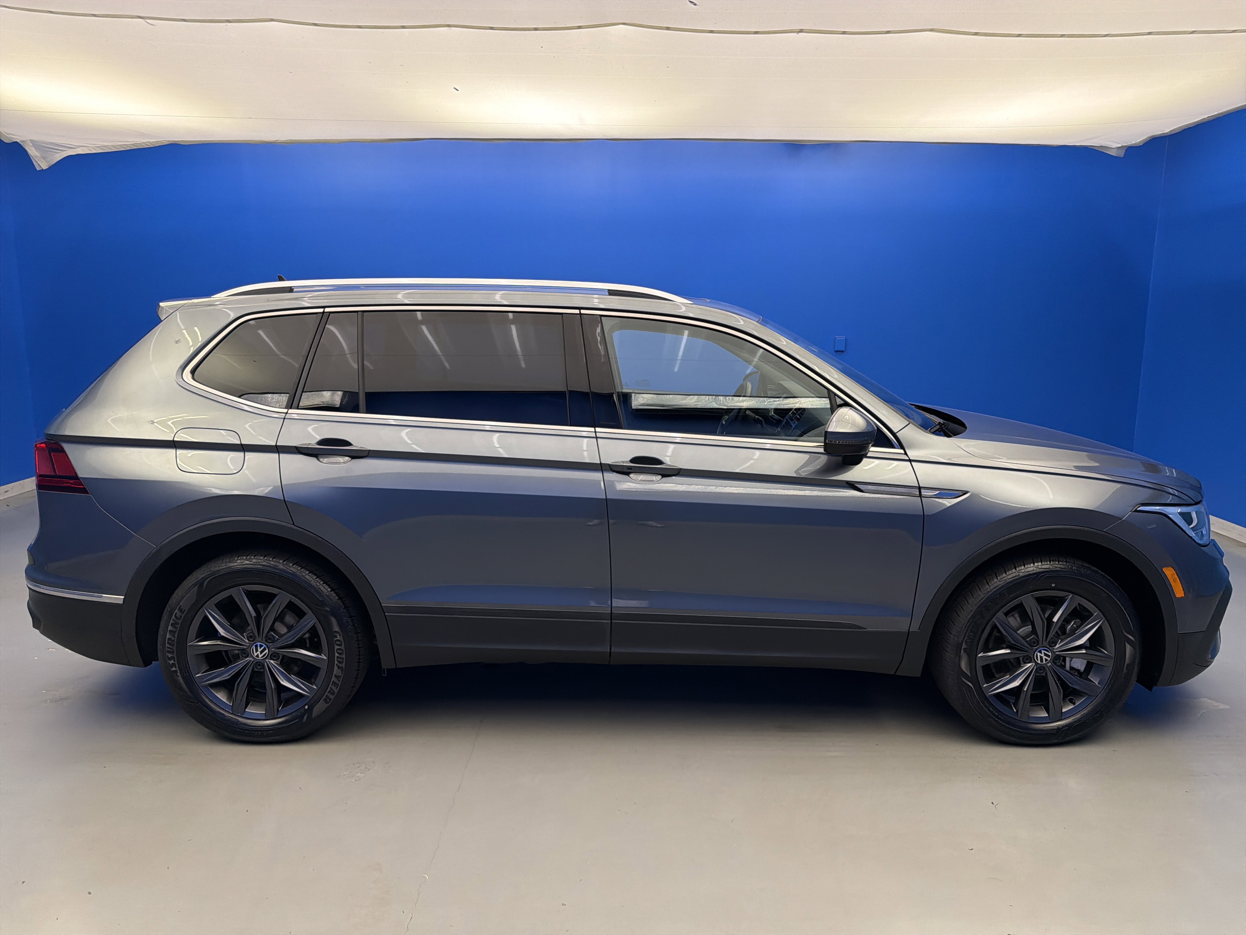 Used 2023 Volkswagen Tiguan SE w/ Panoramic Sunroof Package FWD image 8