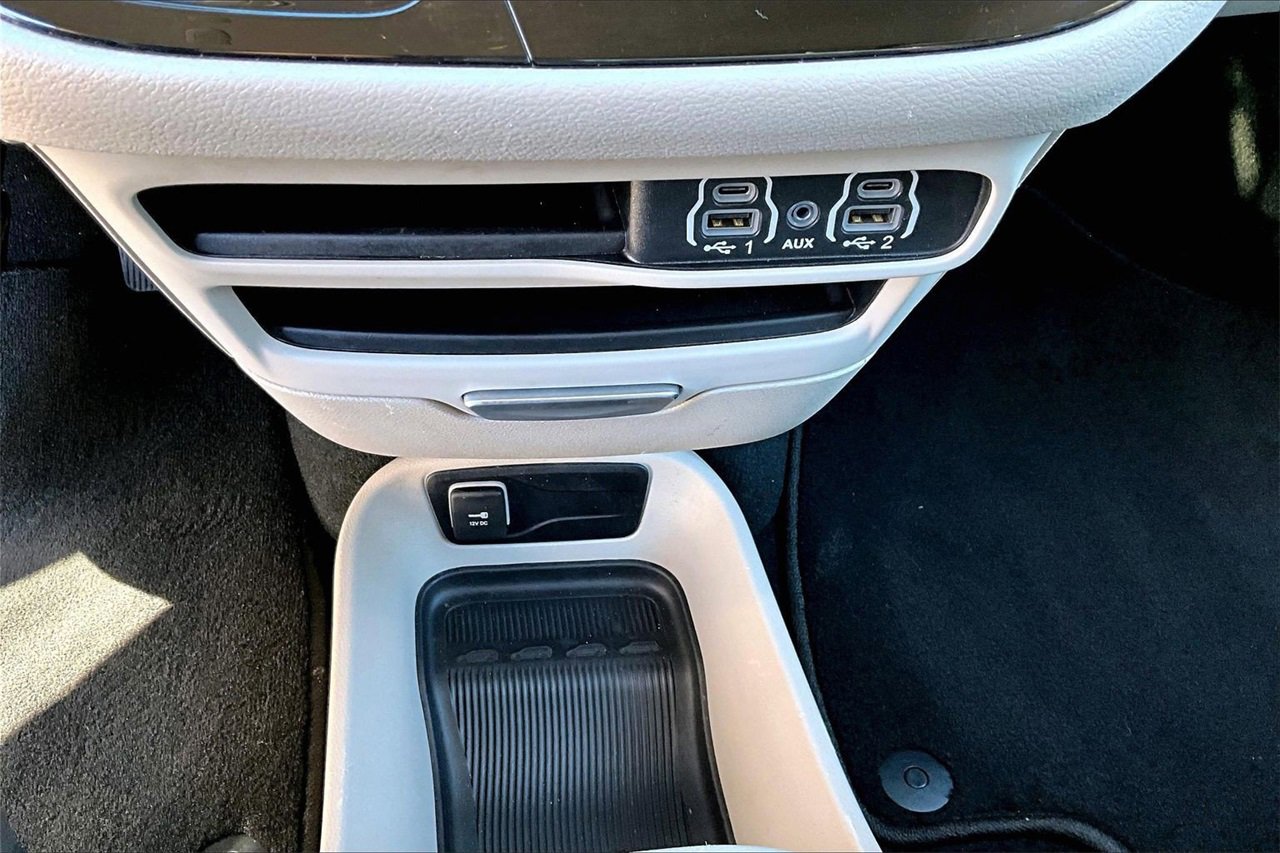 Certified 2024 Chrysler Pacifica Touring-L image 16