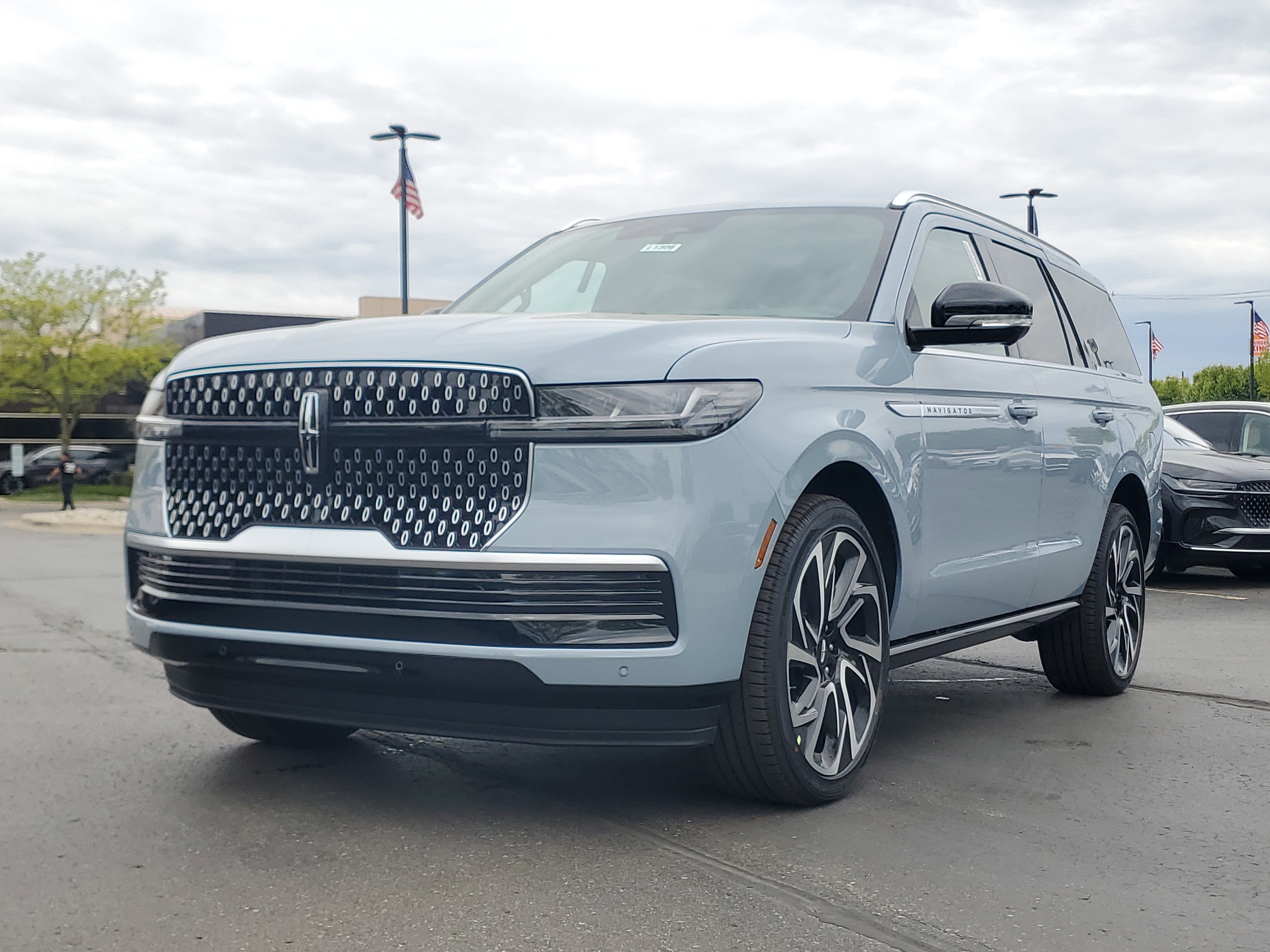 New 2026 Lincoln Navigator Reserve AWD/4WD image 2