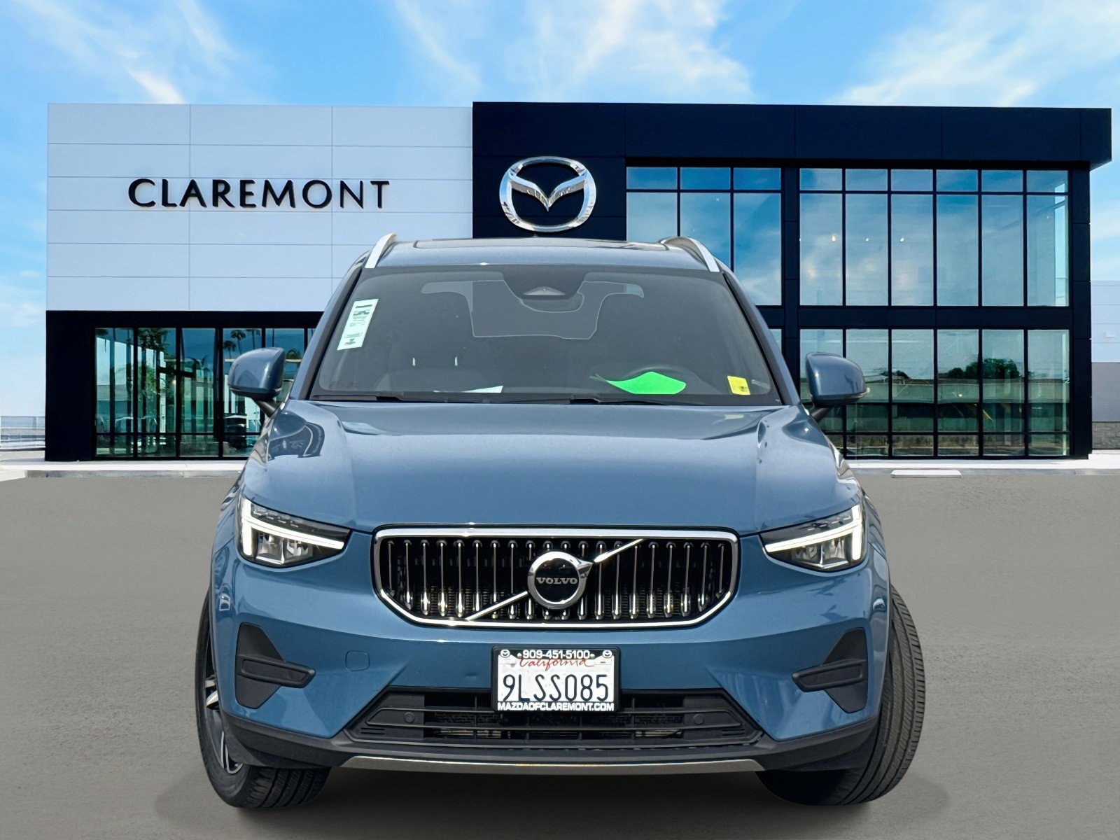 Used 2024 Volvo XC40 B5 Core image 2