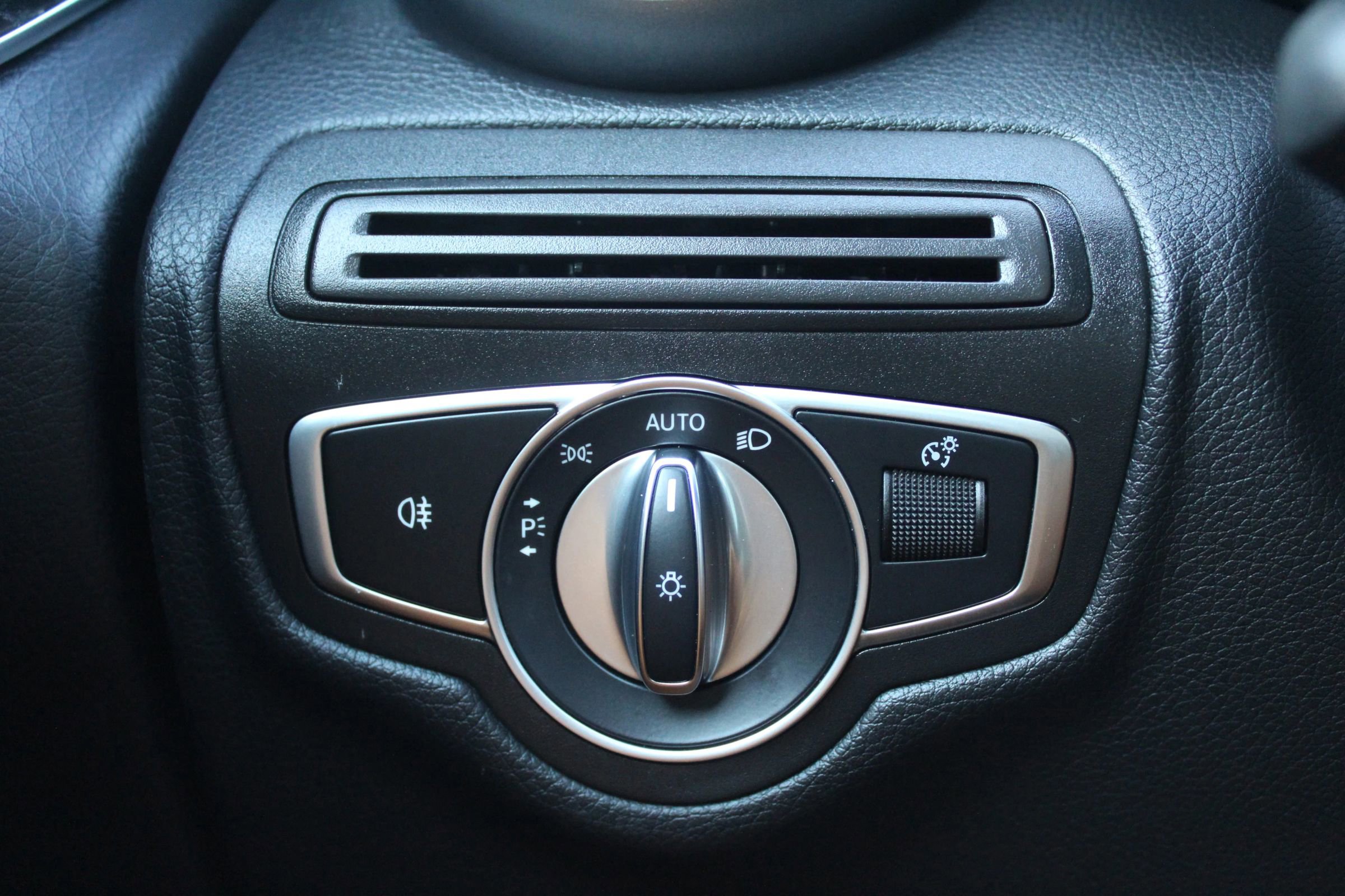 Used 2018 Mercedes-Benz GLC 300 4MATIC image 25