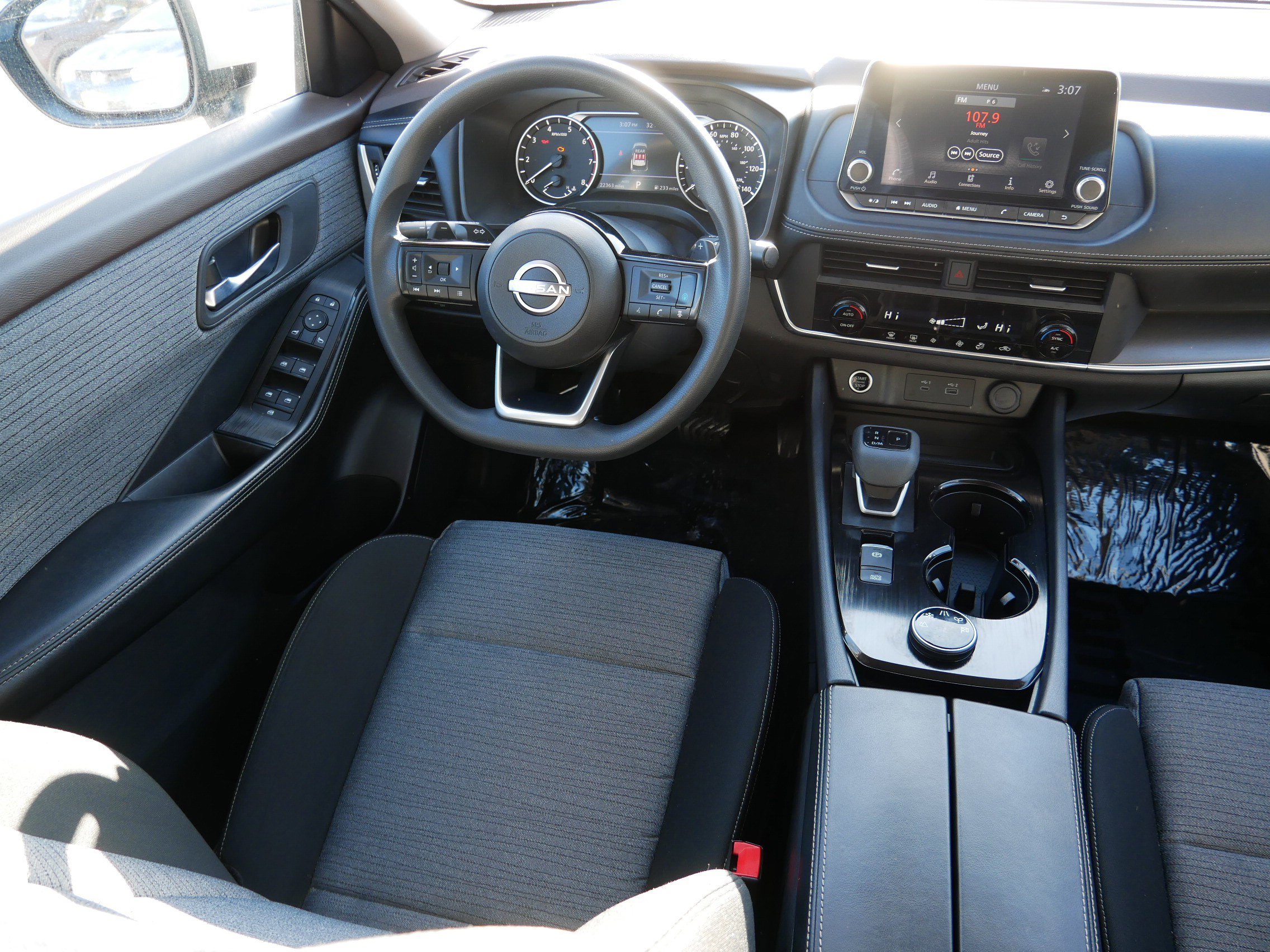 Used 2023 Nissan Rogue SV image 9