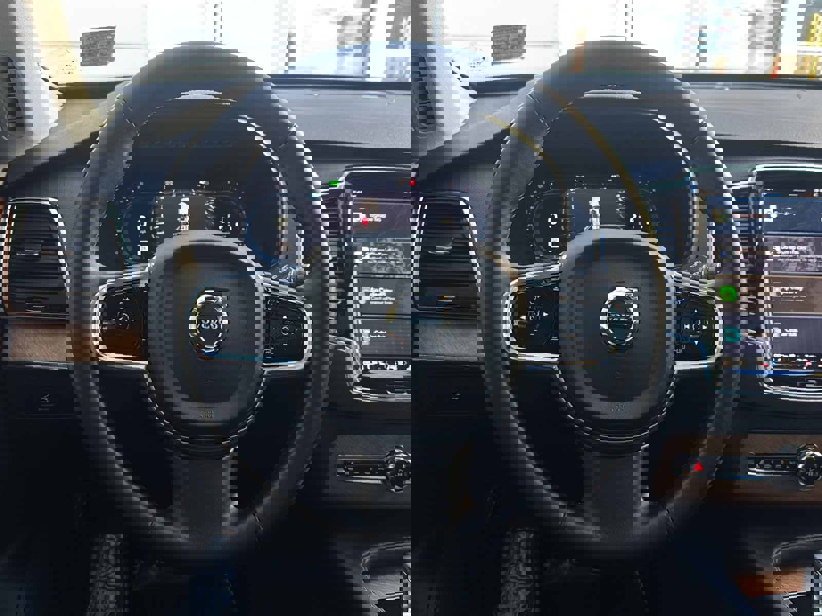 Used 2023 Volvo XC90 B6 Plus w/ Protection Package image 2