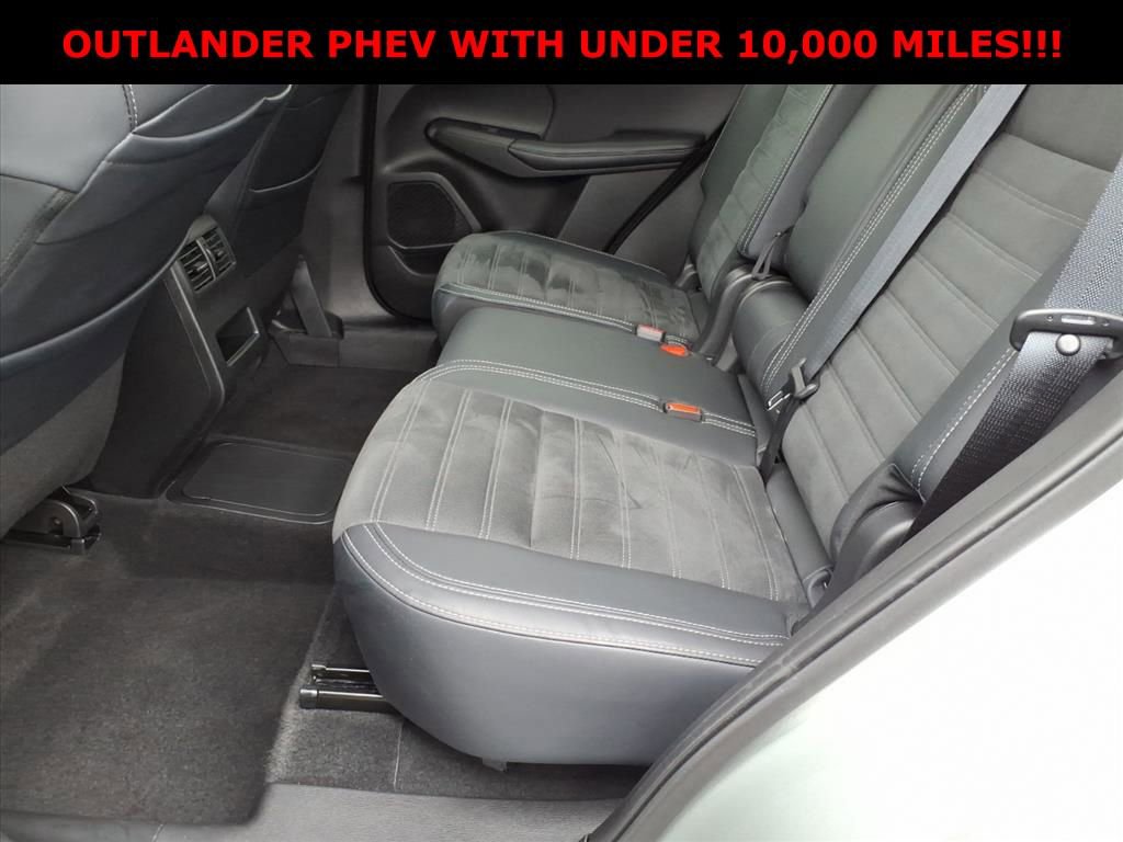 Used 2025 Mitsubishi Outlander SE image 12