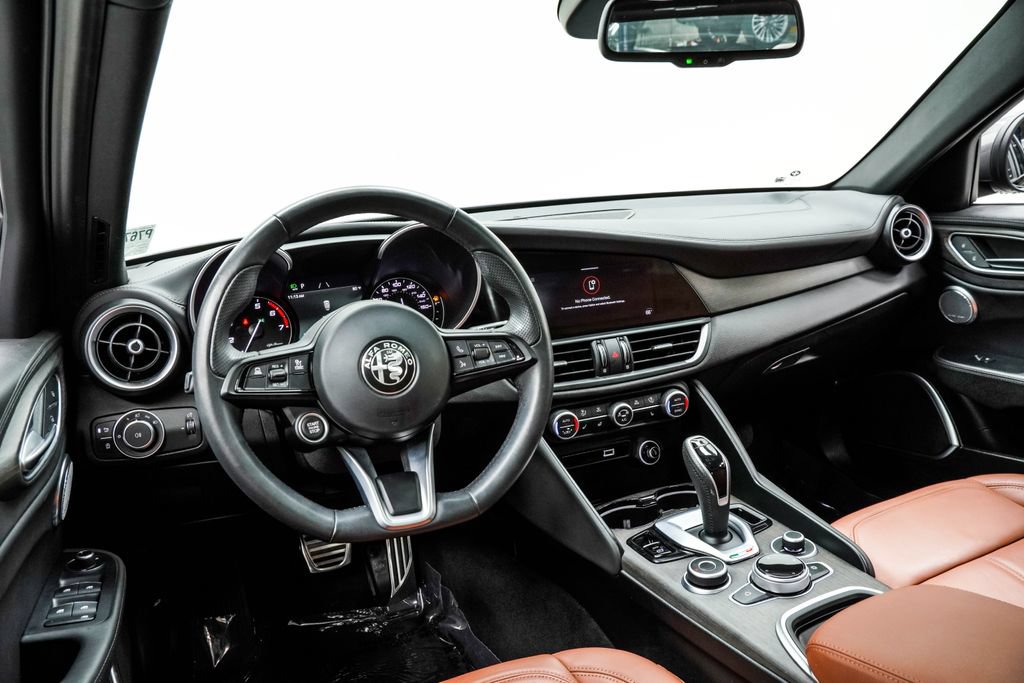 Used 2023 Alfa Romeo Giulia Ti AWD/4WD image 5