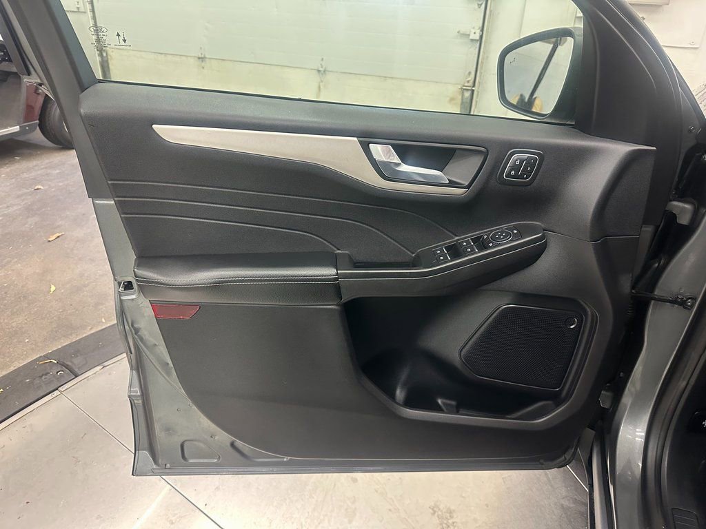 Used 2022 Ford Escape SEL w/ Technology Package image 19