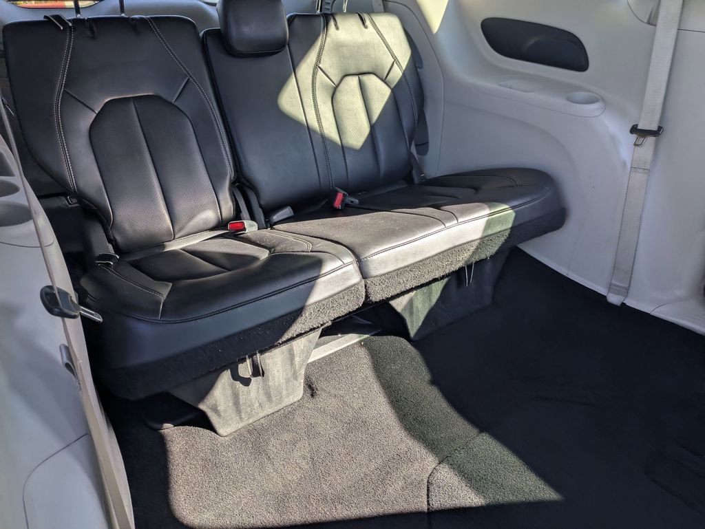 Used 2023 Chrysler Pacifica Touring-L image 27