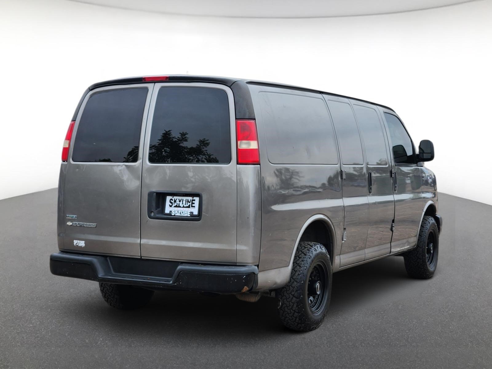 Used 2010 Chevrolet Express 2500 RWD image 3