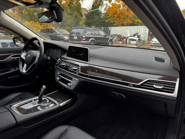 Used 2018 BMW 740i xDrive image 31