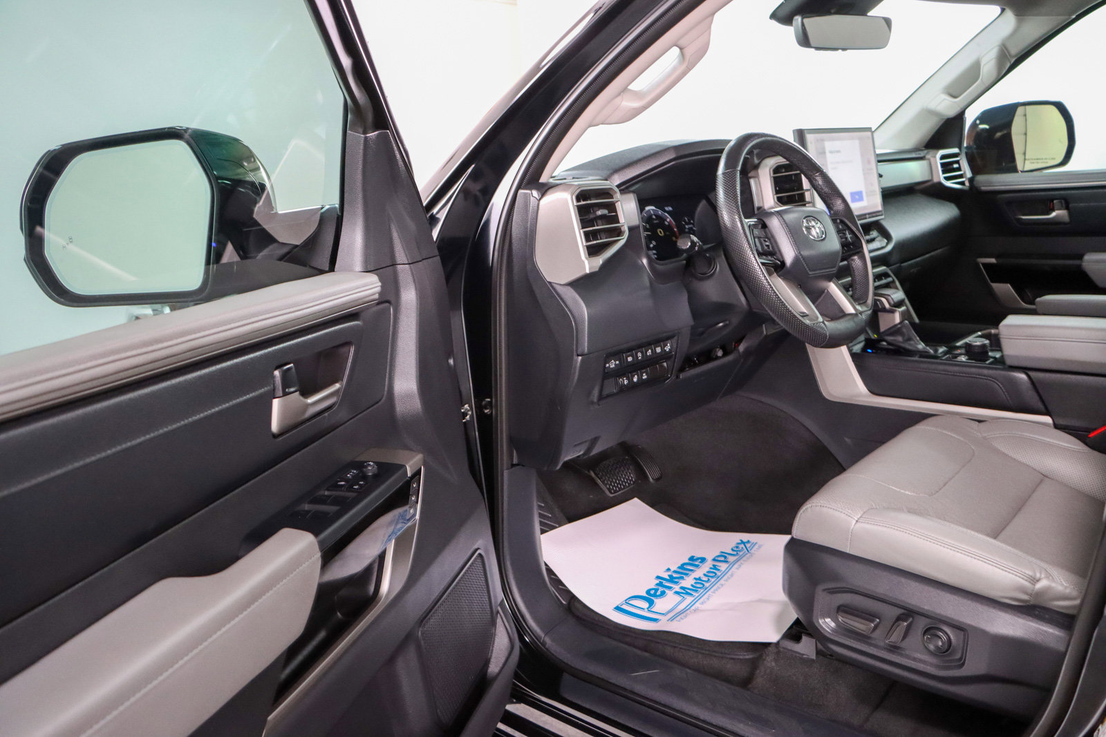 Used 2024 Toyota Tundra Limited image 3