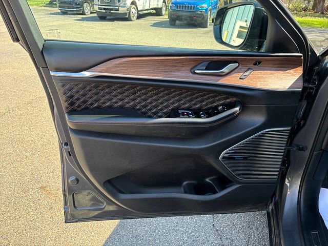 Used 2023 Jeep Grand Cherokee Summit w/ Advanced Protech Group IV AWD/4WD image 15