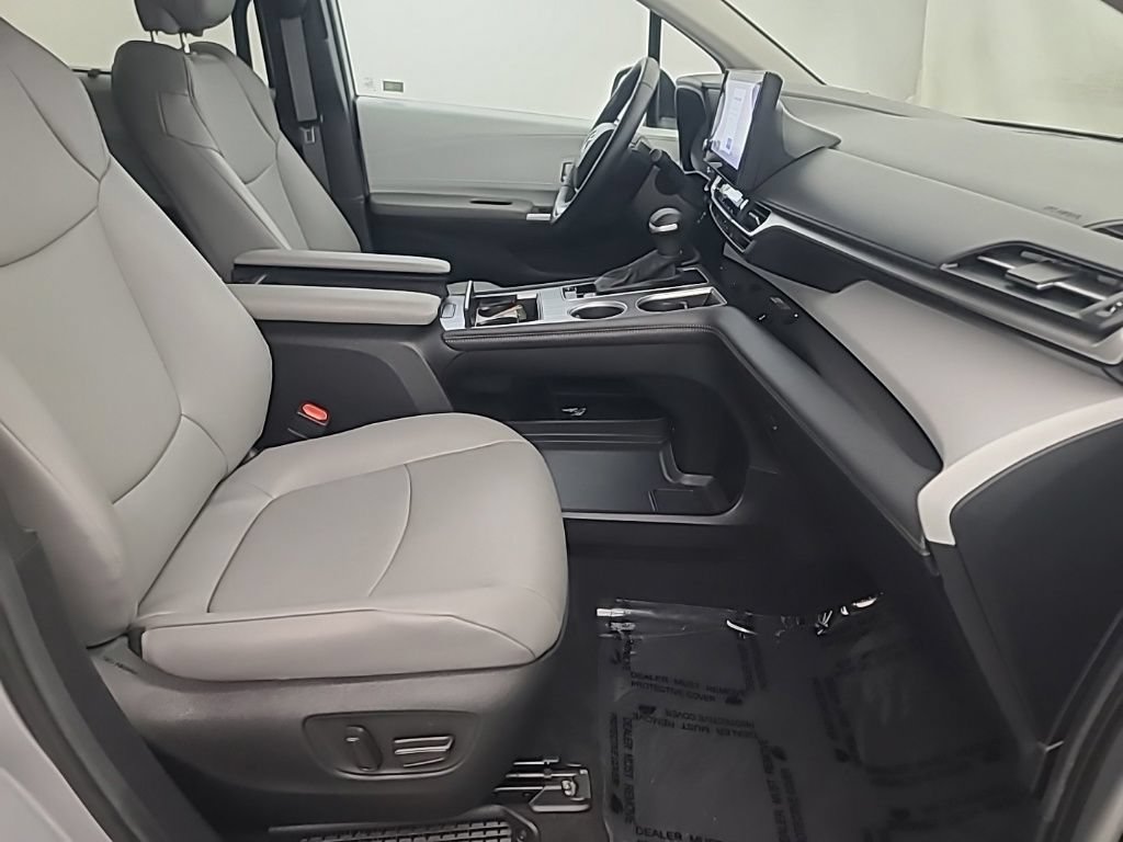 Used 2025 Toyota Sienna XLE FWD image 16
